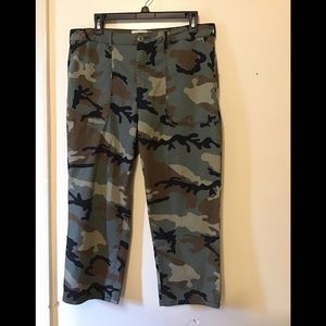 - Sanctuary camouflage crop  pants SZ 32